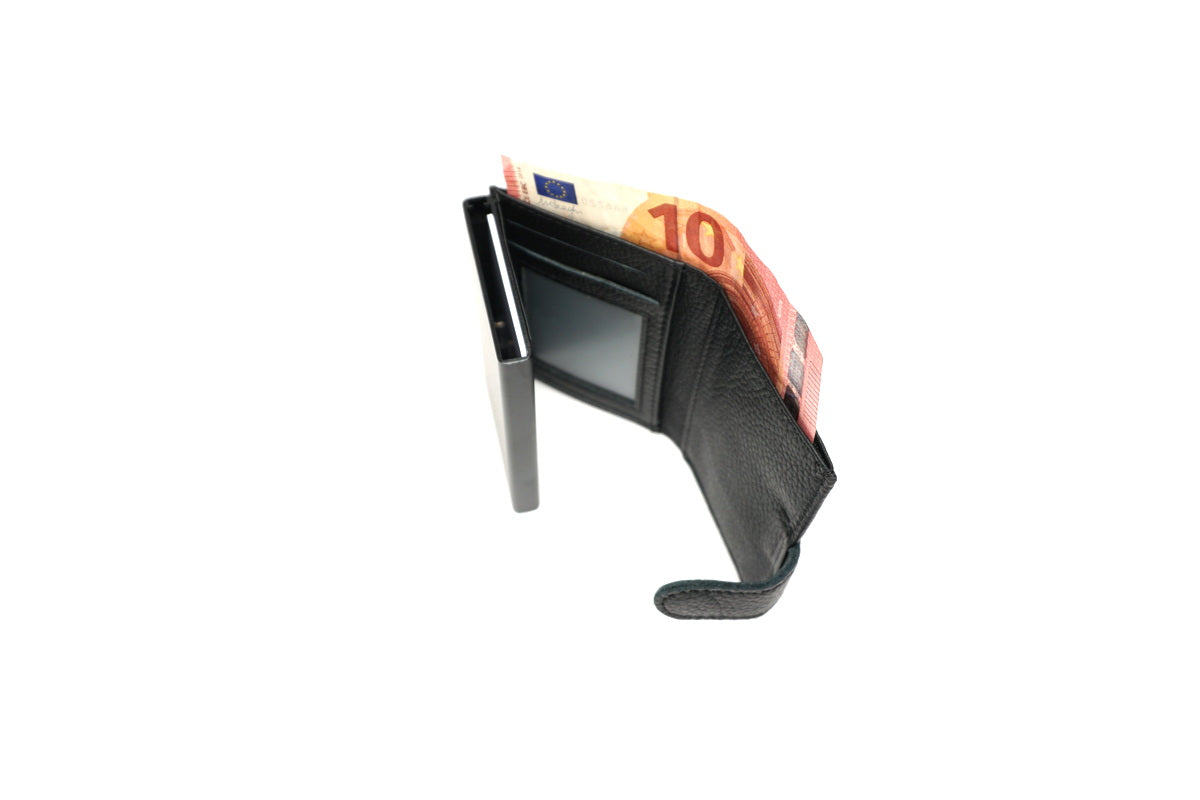 Juoda odinė kortelinė su RFID apsauga