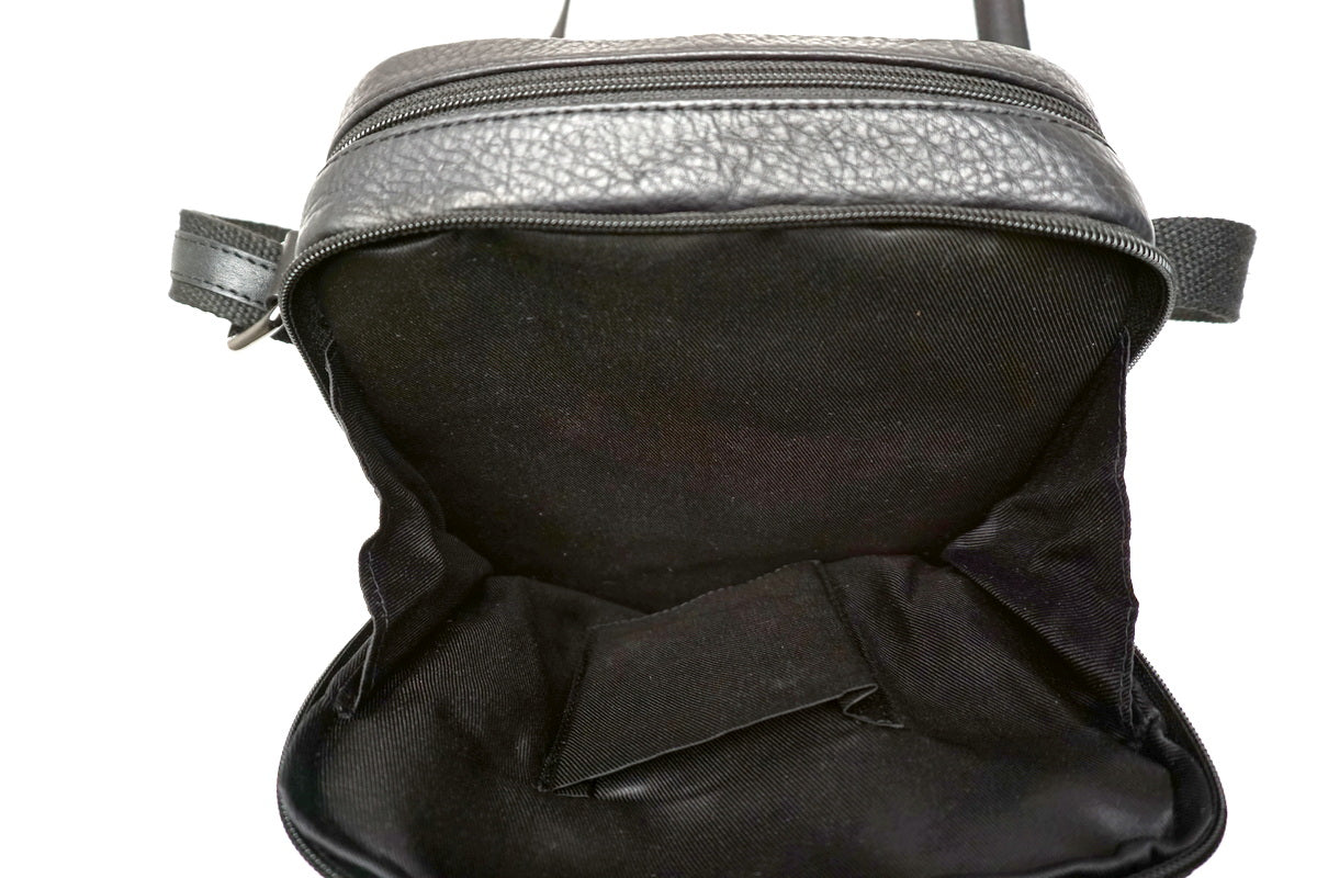 Juoda odinė rankinė per petį