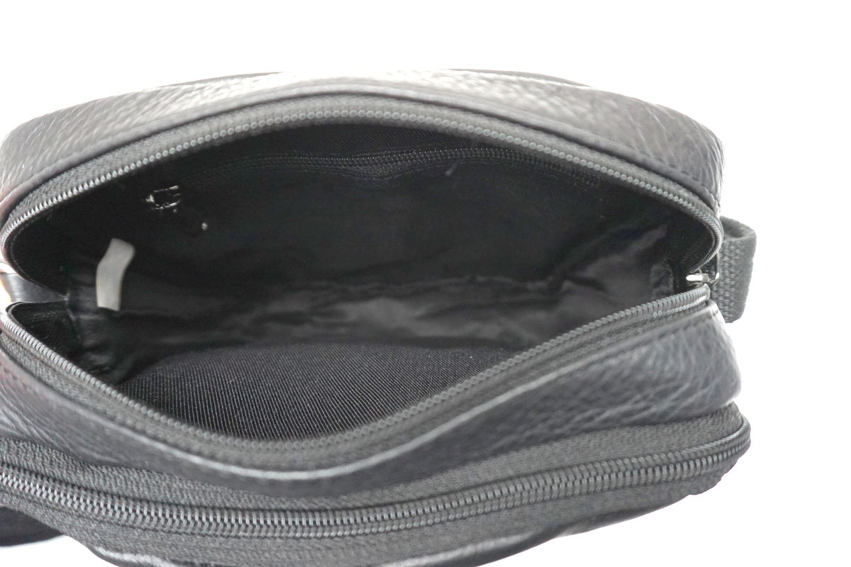 Juoda odinė rankinė per petį