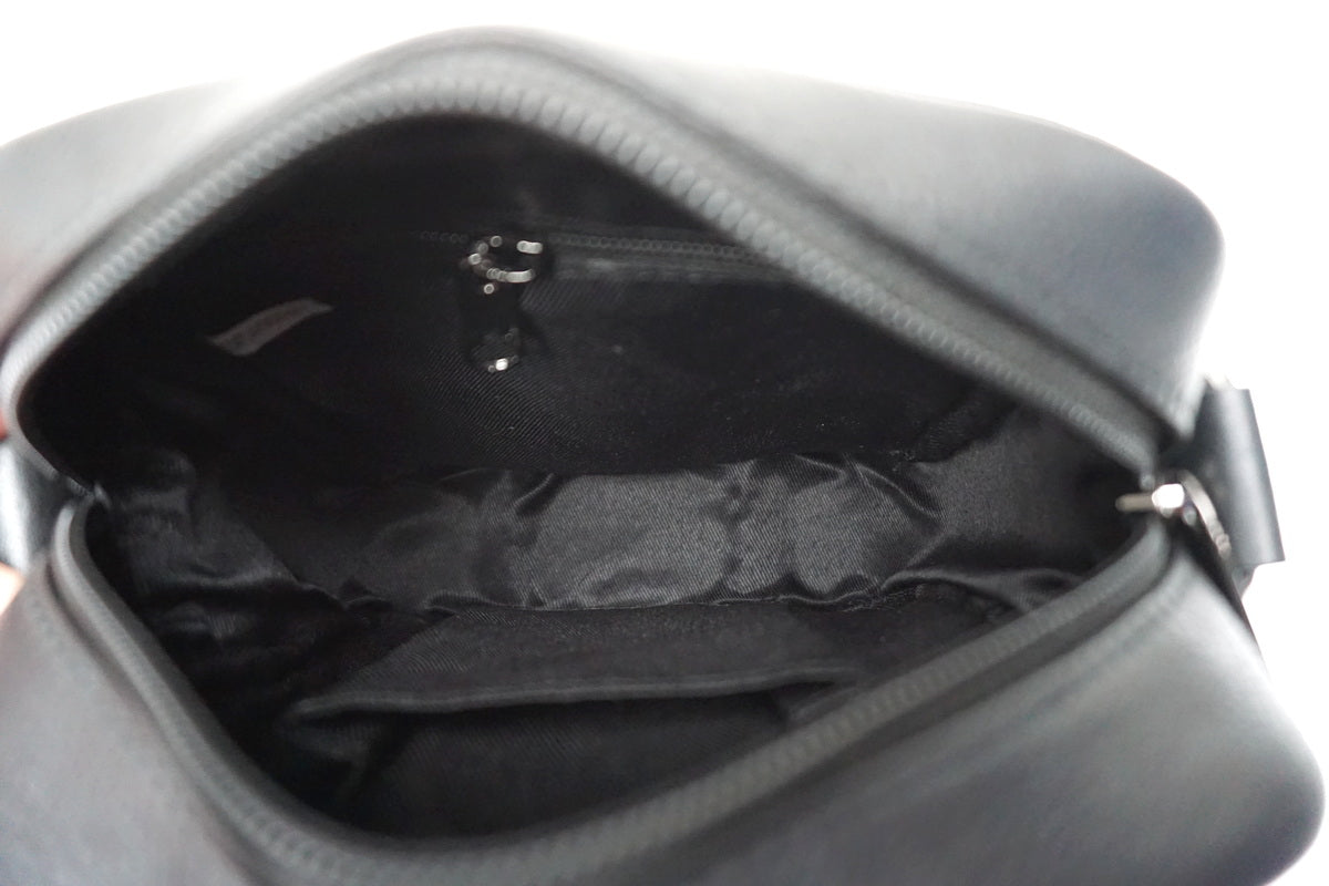 Juoda odinė rankinė per petį