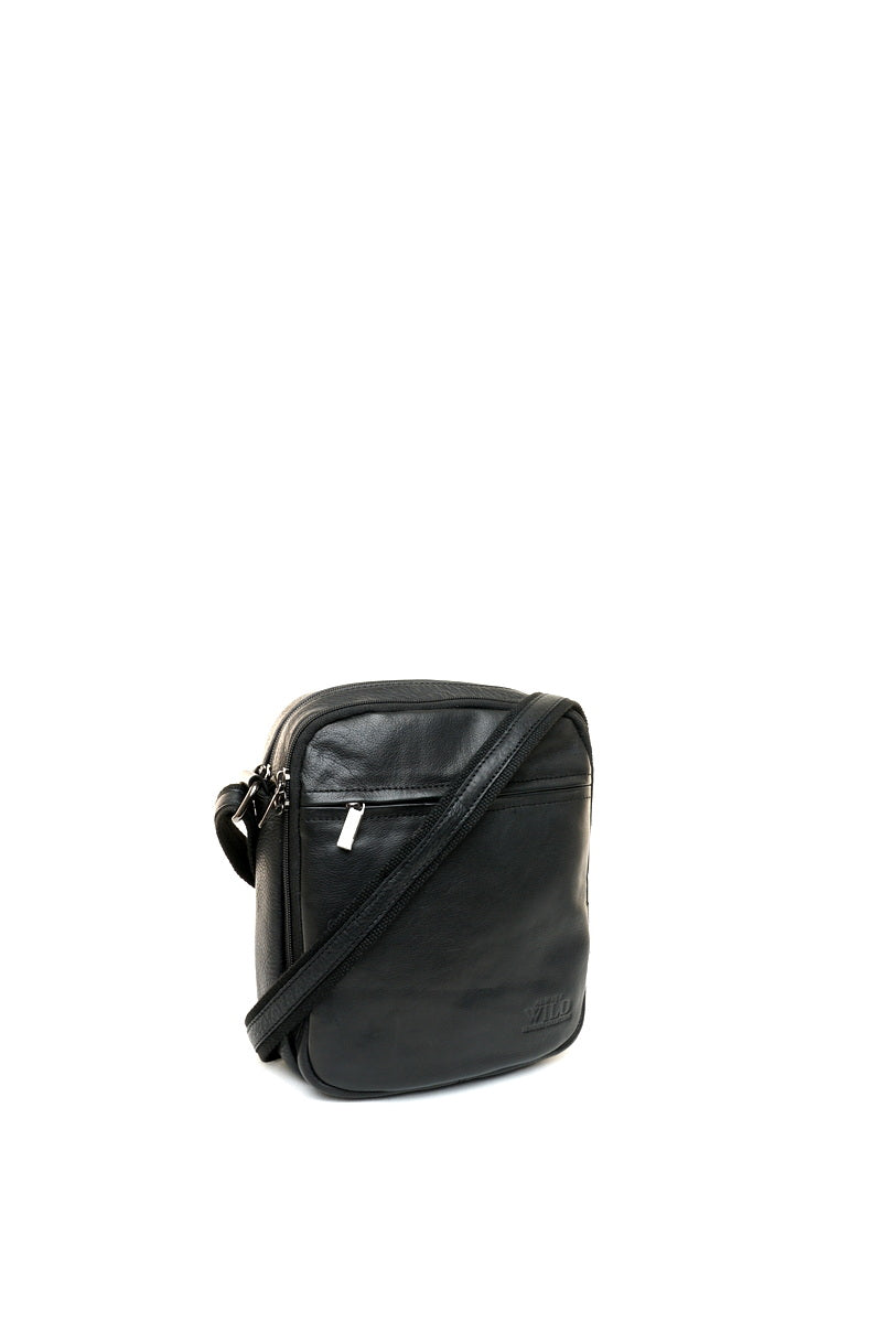 Juoda odinė rankinė per petį