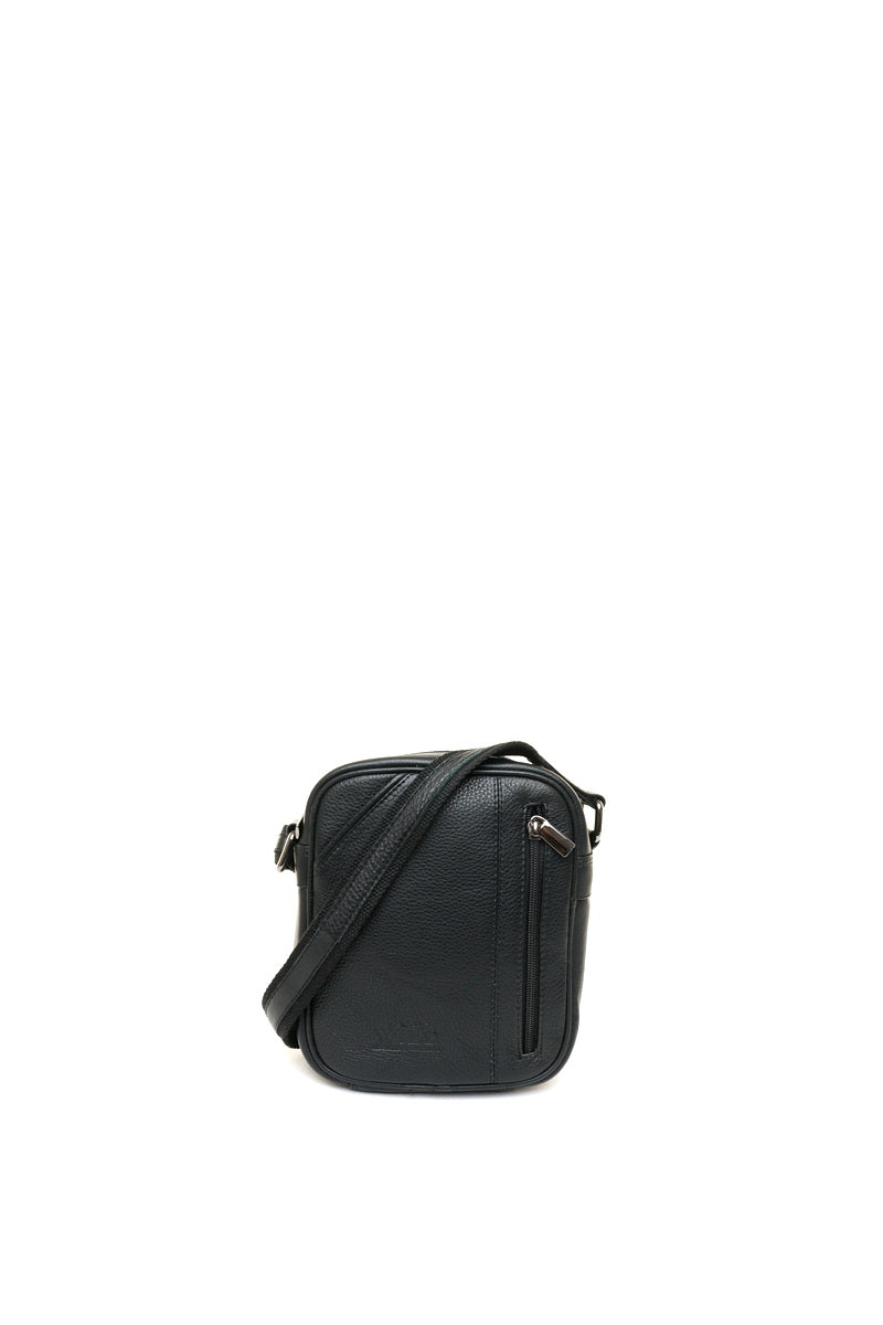 Juoda odinė rankinė per petį