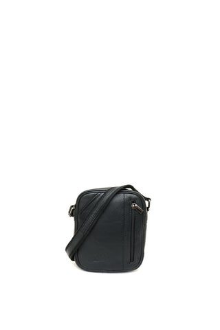 Juoda odinė rankinė per petį