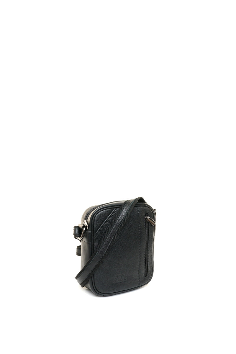Juoda odinė rankinė per petį