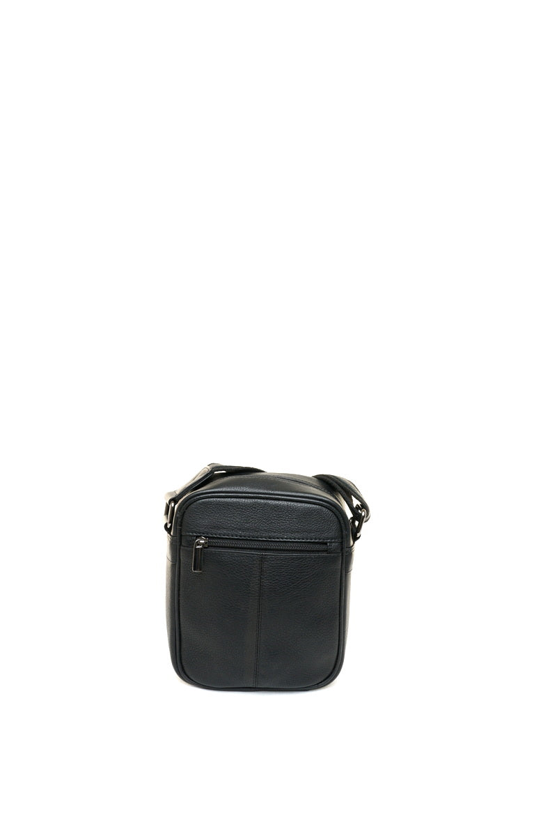 Juoda odinė rankinė per petį